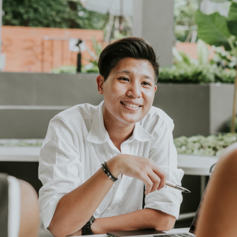 テーブルに座っている社員のグループ。