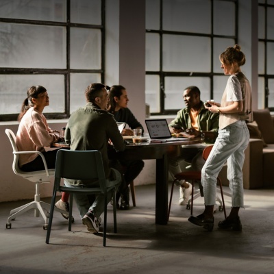 Group of executives discussing AI.