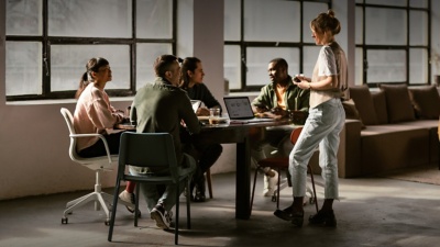 Group of executives discussing AI.