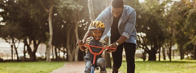 Parents avec enfants et conseillère