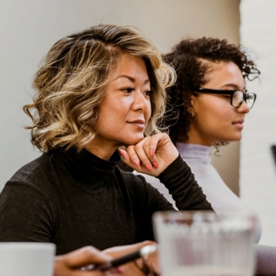 3 femmes regardant dans la même direction