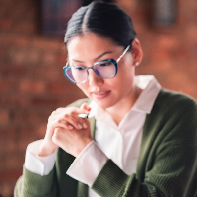 due persone che guardano lo schermo di un laptop in ufficio