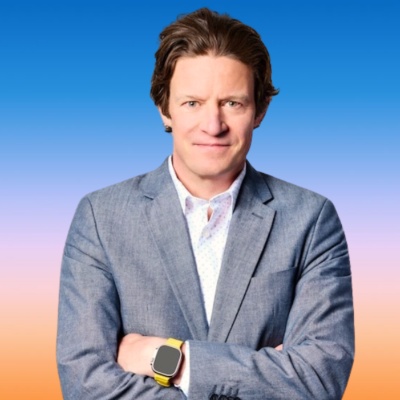 Texto: Hombre sonriente ante las cámaras