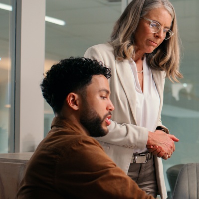 Collègues dans un bureau regardant un ordinateur