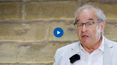 Vue en plongée de deux collègues travaillant ensemble