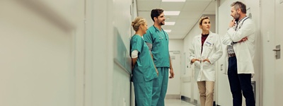 복도에서 이야기를 나누고 있는 의사들