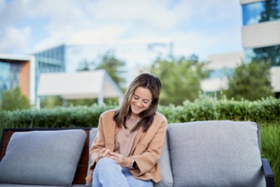 Grupo de empleados ideando en una pizarra.