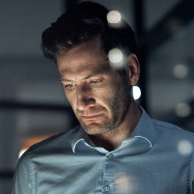 Impiegato che guarda un tablet