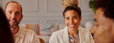 groupe personnes souriant