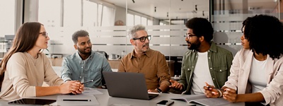 5 collaborateurs en discussion