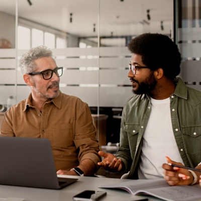 5 collaborateurs en discussion