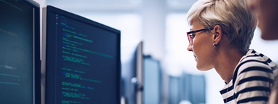 une femme devant son ordianateur