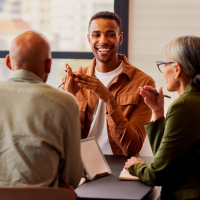 collaborateurs RH assis à une table