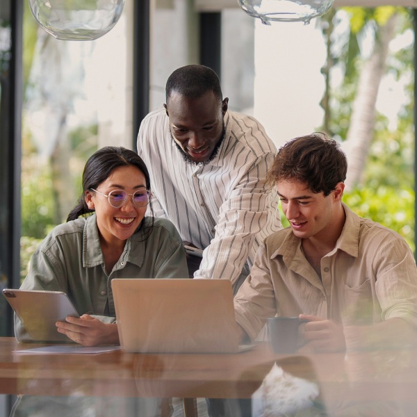 collaborateurs devant un ordinateur