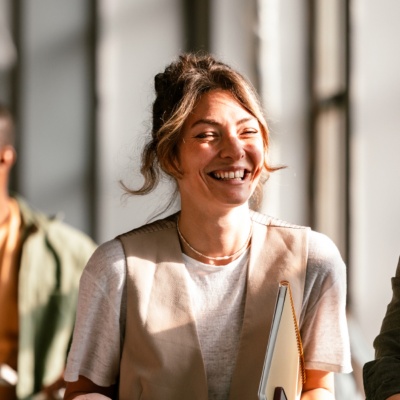 オフィス内で談笑する複数の従業員