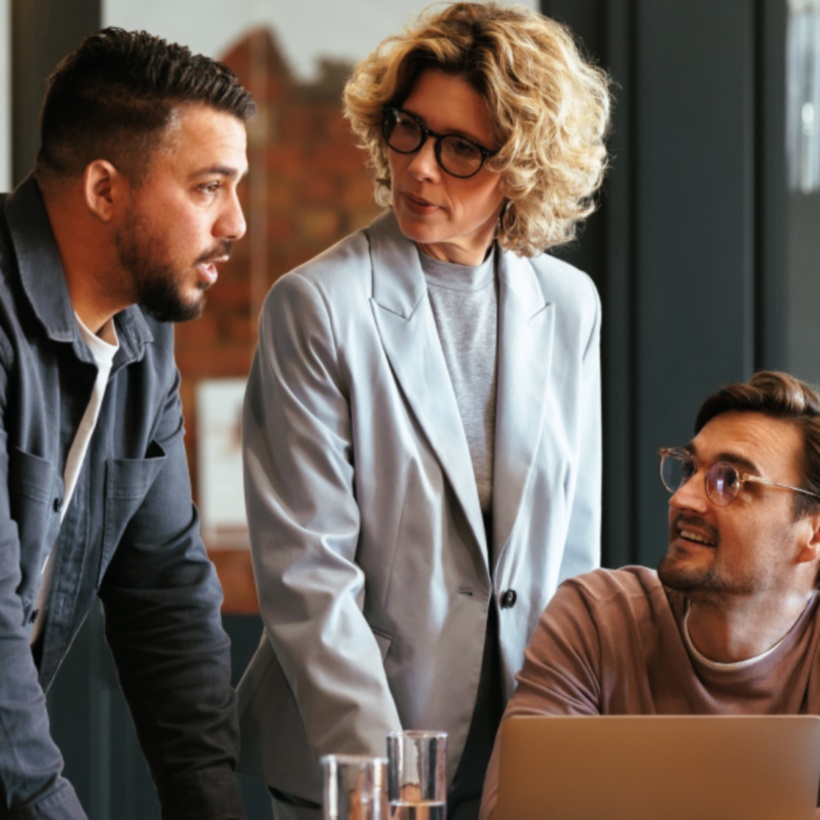 collaborateurs en train d'échanger