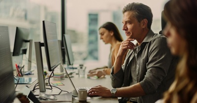 homme faisant un budget opérationnel sur son ordinateur