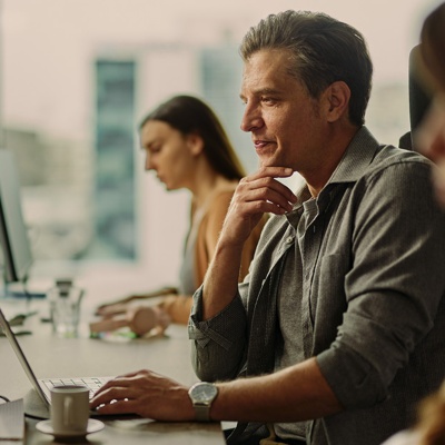 homme faisant un budget opérationnel sur son ordinateur