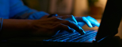 노트북으로 작업 중인 사람