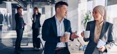 Due persone che camminano e parlano.