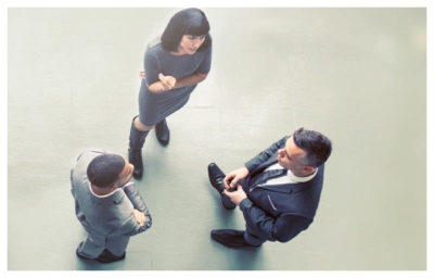 Drei Mitarbeitende, die zusammenstehen