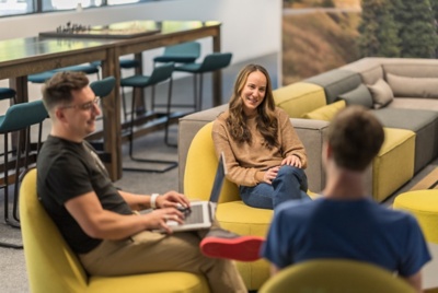 Dos empleadas charlando en la oficina.