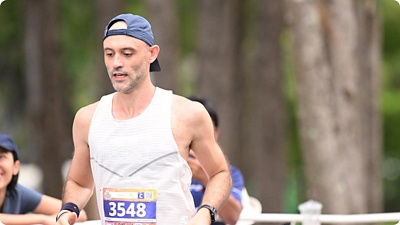 Marcello, a program manager at 鶹ý running in a race.
