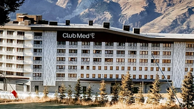 Image Two women talking non-rounded corners 16x9