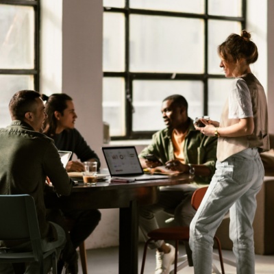 collègues au travail autour d'une table