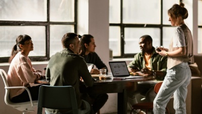 collègues au travail autour d'une table