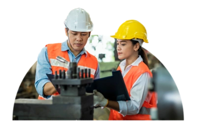 Deux employs du secteur de la fabrication examinent un plan.