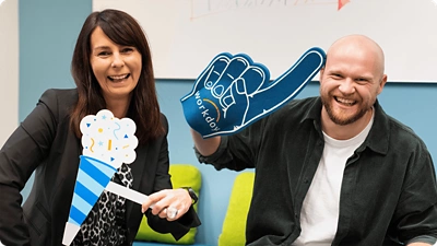 Des employs de ݮƵ qui samusent.