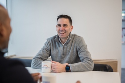 Compa?eros de trabajo divirtindose.