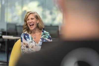 Imagen de compa?eros de trabajo en funciones de consultora y CX