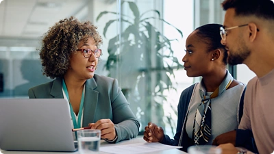 Discussion en quipe dans une salle de runion.