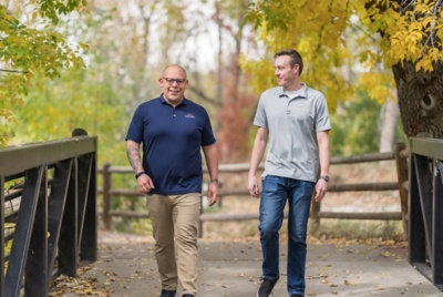 Dos empleados sentados frente a un ordenador porttil.