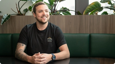 Hombre del equipo de analytics de ݮƵ sentado ante una mesa.