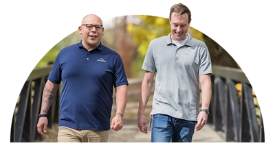 Deux collaborateurs discutant lors d'une promenade