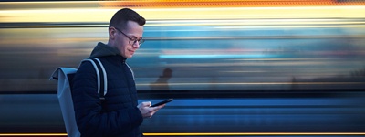 Persona mirando su móvil en una escalera mecánica muy rápida 