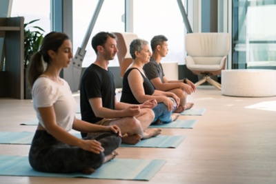 Dos compa?eros de equipo jugando al ajedrez en una mesa.