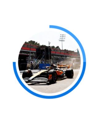 サーキットを走行する F1 マシン