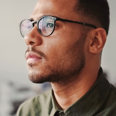 Uomo con gli occhiali ripreso di lato