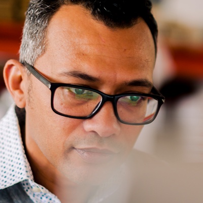 Un uomo con gli occhiali guarda lo schermo di un computer.