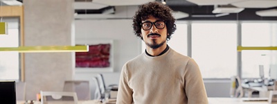 オフィスで笑っている眼鏡をかけた男性