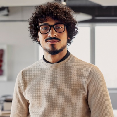 オフィスで笑っている眼鏡をかけた男性