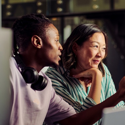 homme qui montre un écran d'ordinateur à sa collègue