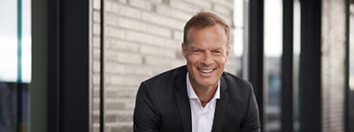 Entdecken Sie die Zukunft der KI mit Christopher Knörr, Managing Director DACH bei Workday. Erfahren Sie, wie Vertrauen, ethische Prinzipien und Datenschutz den Erfolg von KI in Deutschland beeinflussen. Lesen Sie mehr über die Herausforderungen und Potenziale von KI in seinem exklusiven Interview auf LinkedIn.