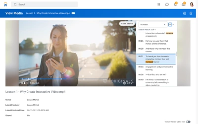 Zrzut ekranu lekcji wideo z?tekstem transkrypcji ka?dego rozdzia?u wy?wietlanym na pasku bocznym.