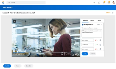 Zrzut ekranu lekcji wideo z?interaktywnymi pytaniami wielokrotnego na pasku bocznym.