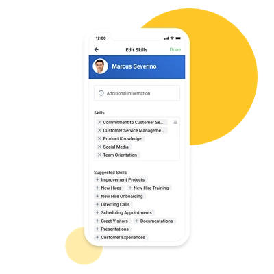 Téléphone cellulaire montrant le profil d’un employé avec ses compétences et les compétences suggérées.